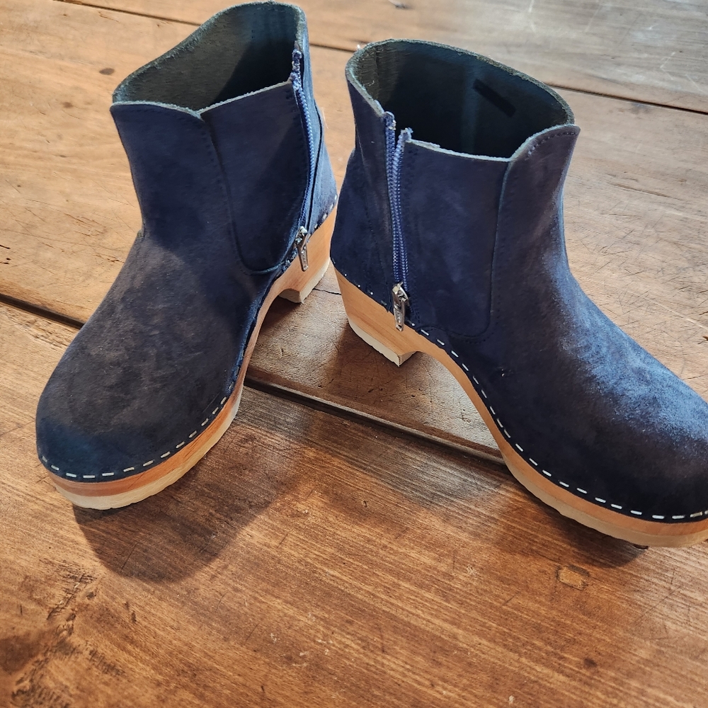 NWT kids Hanna Anderson blue suede clogs